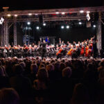 Kammerorchester Moosburg beim Open-Air Konzert auf dem Plan bei Nacht